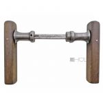 Holz Türdrücker aus Altbestand , von alter Farbe befreit , poliert und mit Leinöl behandelt . Grifflänge : ca. 115 mm Rosettenaufnahme einseitig : ca. 18.8 mm Material : Gusseisen , Eiche 8er Vierkant ( Sicherungsstift max. 2 mm verwenden ! ) Lieferumfang : Ein Türdrückerpaar für ein Türblatt