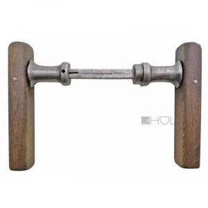 Holz Türdrücker aus Altbestand , von alter Farbe befreit , poliert und mit Leinöl behandelt . Grifflänge : ca. 115 mm Rosettenaufnahme einseitig : ca. 18.8 mm Material : Gusseisen , Eiche 8er Vierkant ( Sicherungsstift max. 2 mm verwenden ! ) Lieferumfang : Ein Türdrückerpaar für ein Türblatt