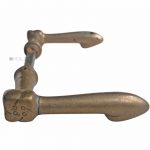 Grifflänge : ca. 120 mm Messing Rosettenaufnahme : ca. 15,8 mm langer spitz zulaufender Vierkant mit einer Stärke i. B. Drückernuss von ca. 9 mm