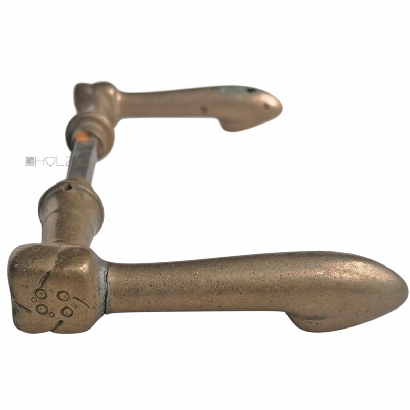 Grifflänge : ca. 120 mm Messing Rosettenaufnahme : ca. 15,8 mm langer spitz zulaufender Vierkant mit einer Stärke i. B. Drückernuss von ca. 9 mm Grifflänge : ca. 120 mm Messing Rosettenaufnahme : ca. 15,8 mm langer spitz zulaufender Vierkant mit einer Stärke i. B. Drückernuss von ca. 9 mm