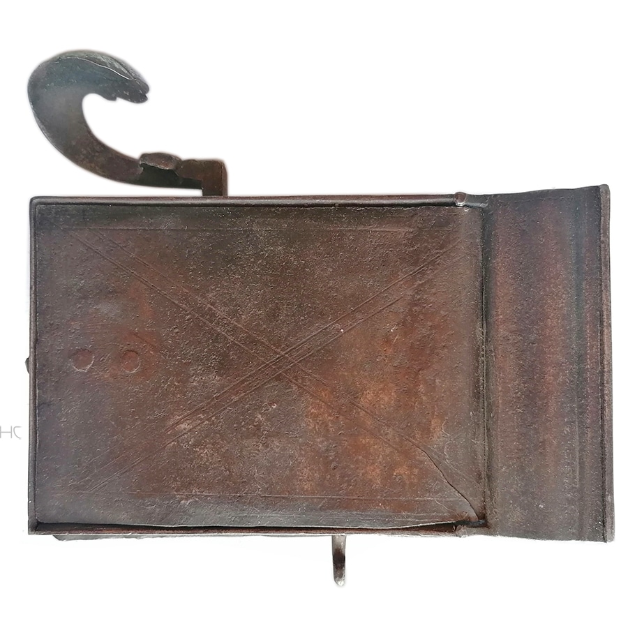 Kastenschloss , geschmiedet , 18. Jhd. Dornmaß : ca. 77 mm Gesamtmaß des Kastens : ca. 173 x 108 mm Material : Eisen Drückernuss ca. 8,5 konisch auf 6,5 mm Entfernung von Mitte Drücker bis Mitte Einstich Schlüsselloch : ca. 66 mm