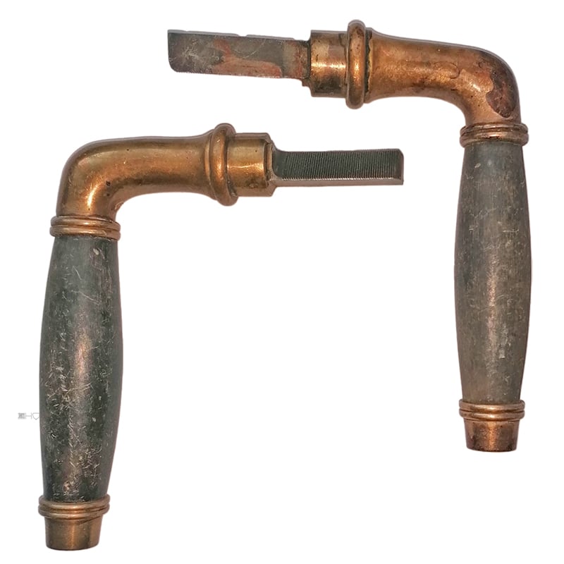 Ein Türdrücker - Paar ( für ein Türblatt ) aus der Zeit des Bauhaus Grifflänge : ca. 117 mm Material : Messing vernickelt / Ebenholz oder Horn Vierkant , der über eine Spannschraube am Stollen durch das Einsteckschloss gespannt wird Rosettenaufnahme : ca. 16,8 mm