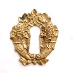 Bronze Schlüsselschild feuervergoldet Möbel Beschlag Blattwerk antik 5 cm