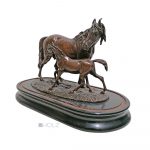 Bronze Pferd Pferdestatue Fohlen Stute auf Holz Bronzefigur